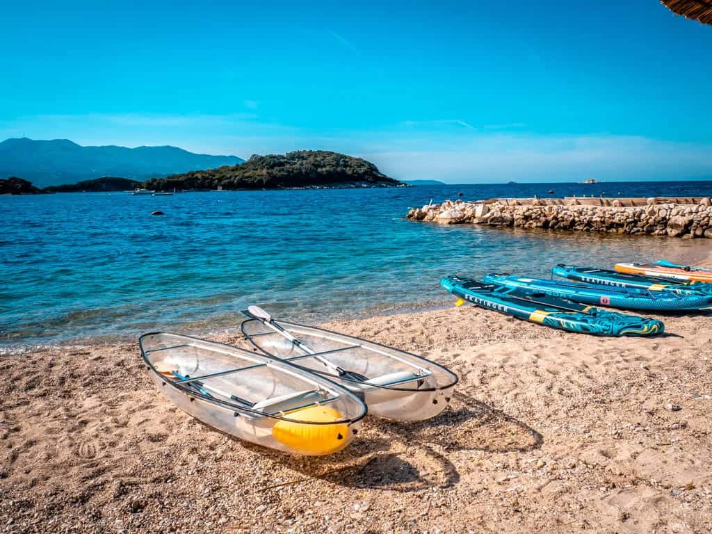 Beach mit Kayaks und SUPs