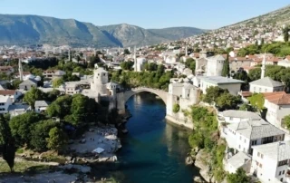Mostar Bosnien Alte Brücke und Altstadt in Mostar, Bosnien und Herzegowina, mit Bergen im Hintergrund, zeigen eine malerische, historische Stadt am Fluss
