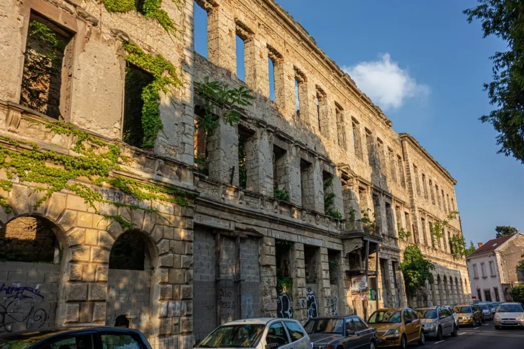 Gevel van Mostar met oorlogsschade