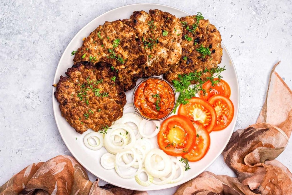 Bosnisches Essen: Pljeskavica