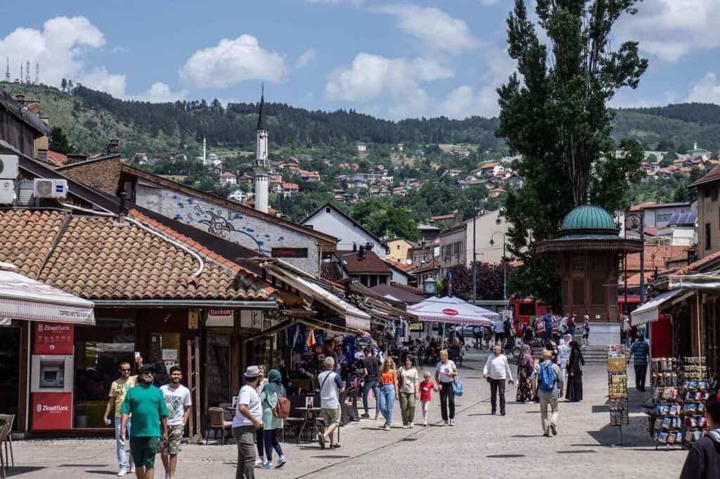 L'attrazione più famosa della capitale bosniaca Sarajevo è la Fontana di Sebilj (Fontana di Sebilj), una fontana in legno a forma di chiosco in stile ottomano sulla piazza del mercato centrale Baščaršija; è un punto di riferimento della città.