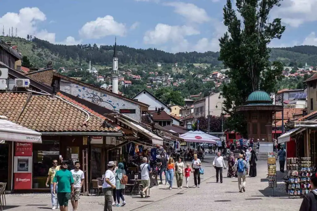 Sarajevo bezienswaardigheden in de hoofdstad van Bosnië Sebilj Fontein, een houten kioskachtige fontein in Ottomaanse stijl op het centrale marktplein Baščaršija
