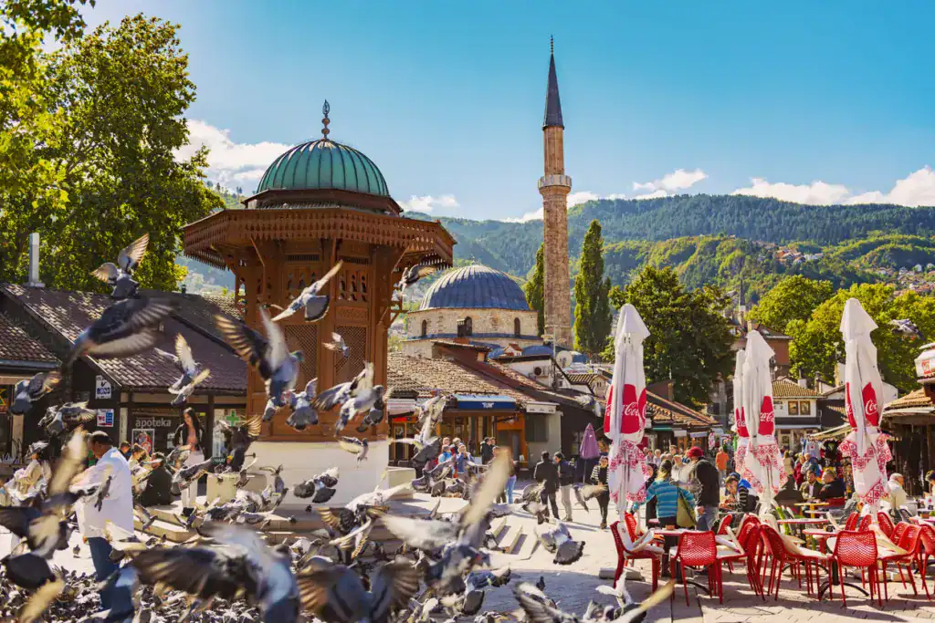 Sarajevo Sehenswürdigkeiten - Sebilj-Brunnen in Baščaršija mit Baščaršijska Džamija in der Altstadt 