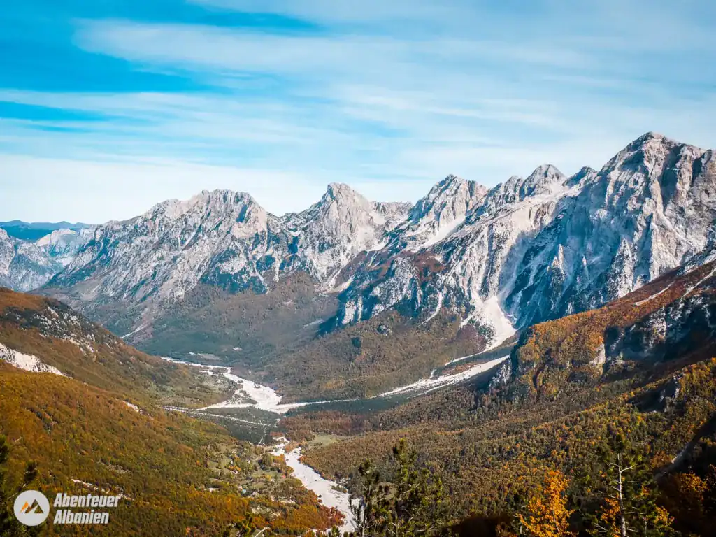 Wandelen door Albanië: Valbona Pas met uitzicht over de vallei