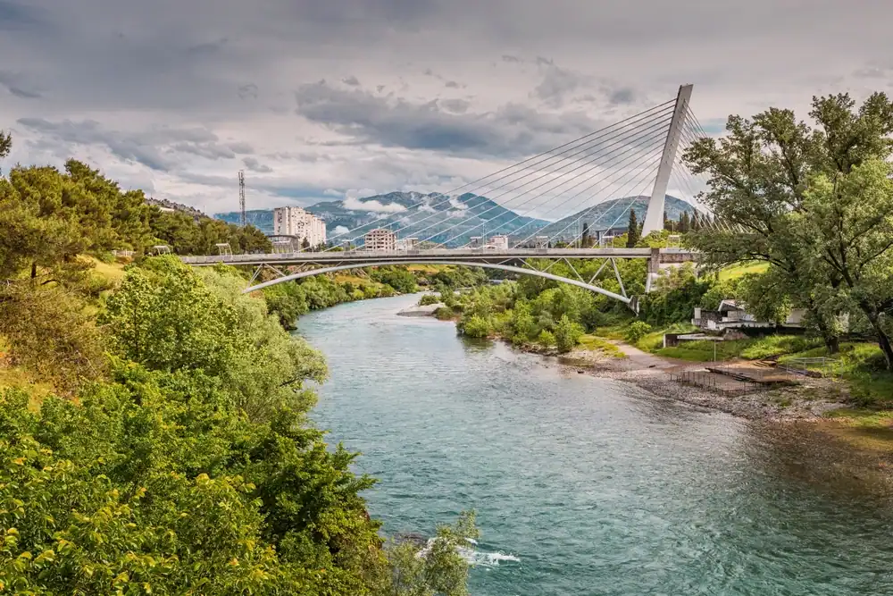 In Podgorica, Montenegro, dient der Fluss Moraca als faszinierende Kulisse der Architektur und Skyline der Stadt