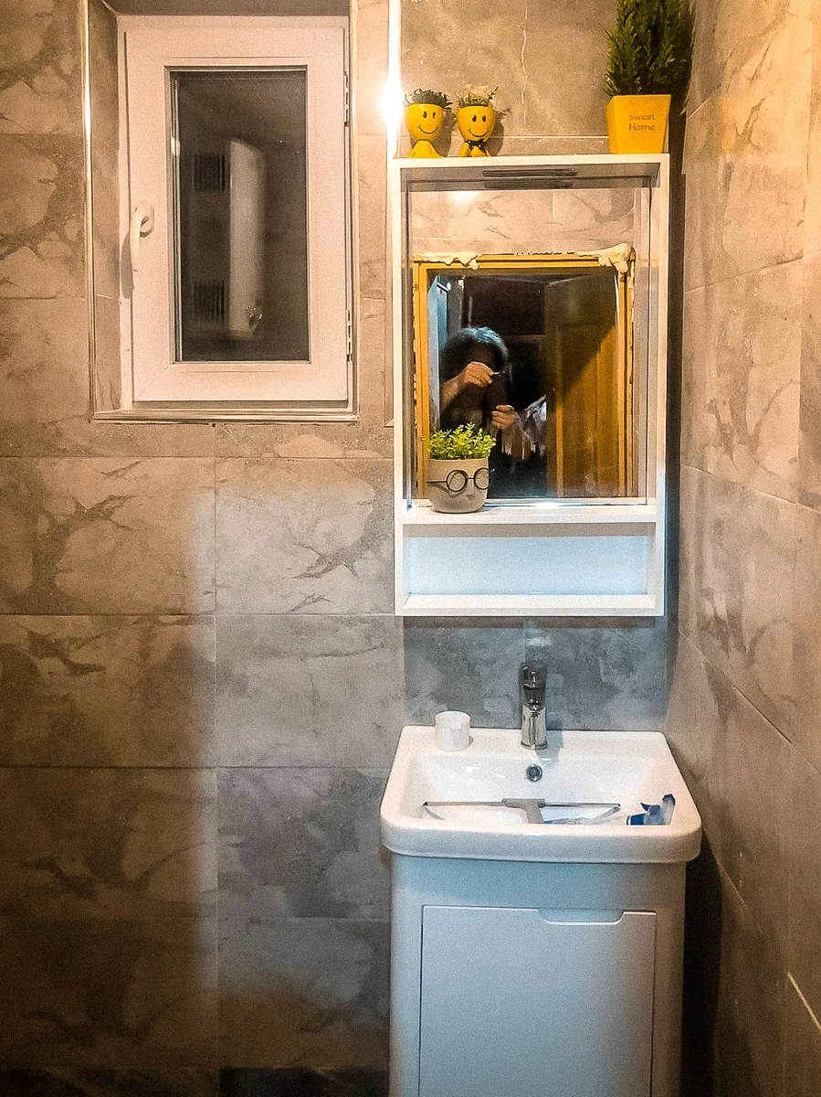 Rugova Canyon Hike Badkamer Guest House Moderne badkamer met spiegel, wastafel