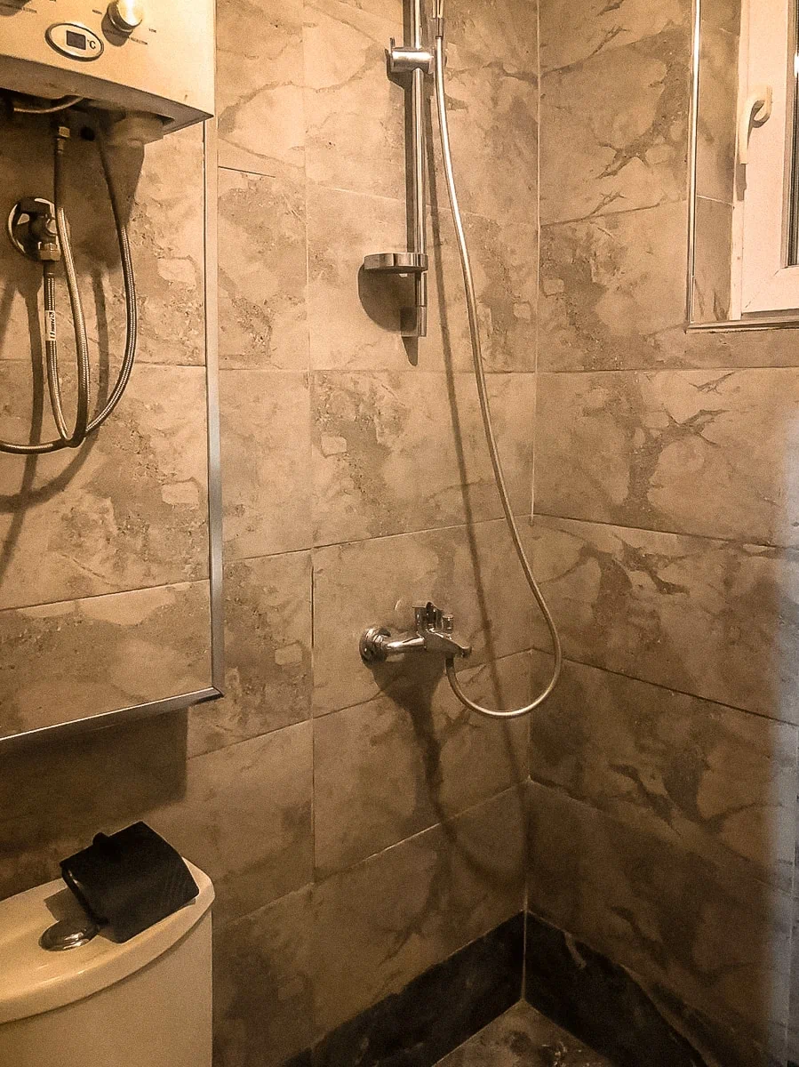 Rugova Canyon wandeling badkamer pension