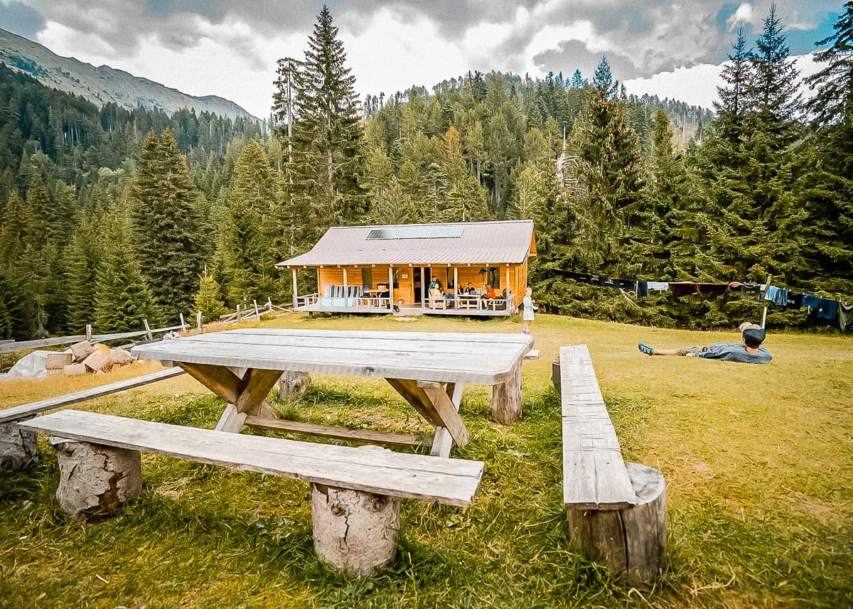 Rugova Canyon wandeling berghut met wandelaars