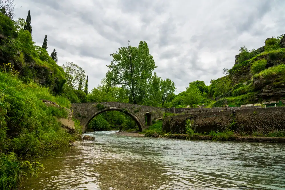alte Steinbrücke genannt stari most na ribnici über sauberen Fluss ribnica in grünem Wald podgorica Stadt