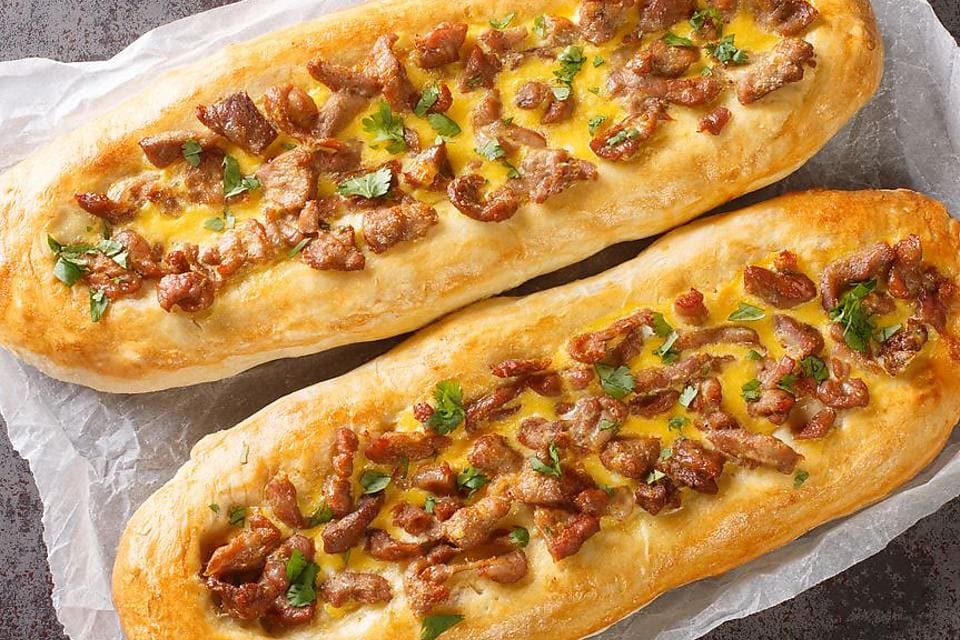 Mazedonisches Essen - Mazedopnische Pizza Pastrmajlija