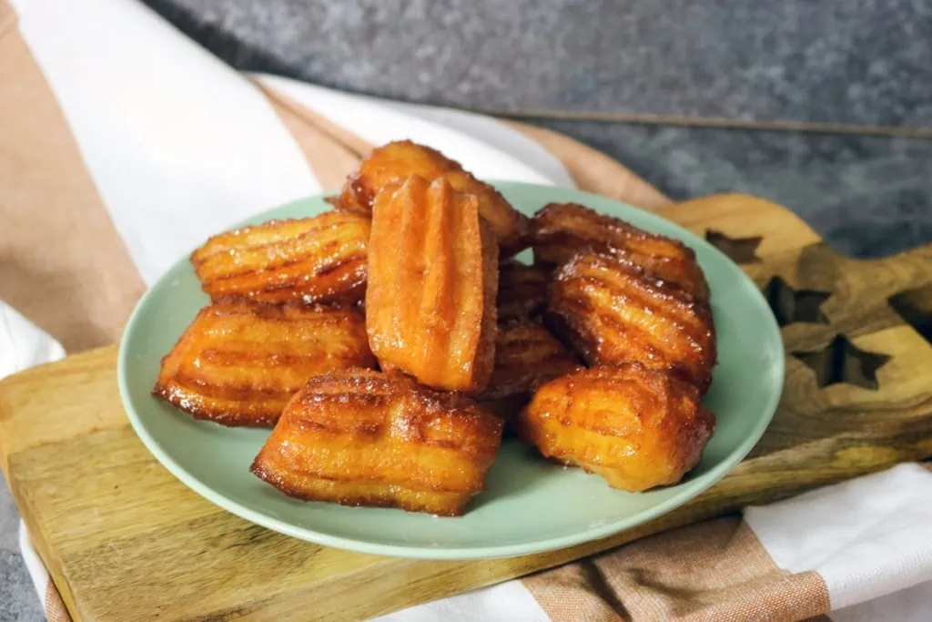 Macedonisch eten Tulumba (mini gebakken koekjes gedrenkt in siroop)
