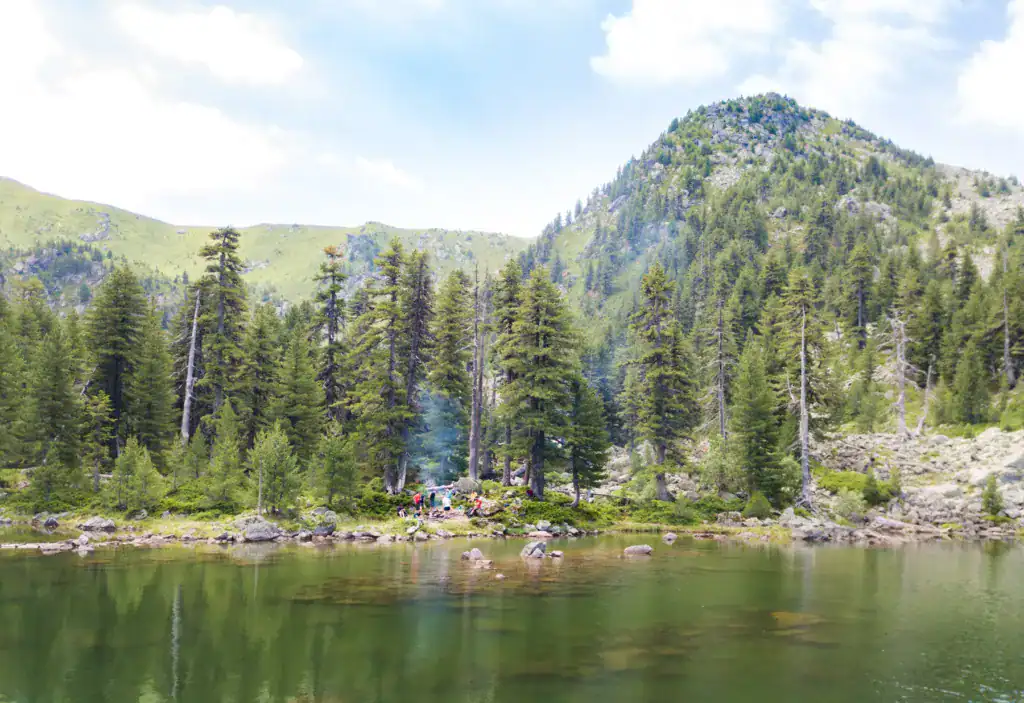 Peaks of the Balkans BNA_1 Abenteuer albanien, unberührte natur, bergsee im albanischen gebirge, campingplatz inmitten der natur, grünerwald und felsige berge, outdoor activities, nachhaltiger tourismus, erkunden der albanischen landschaft.