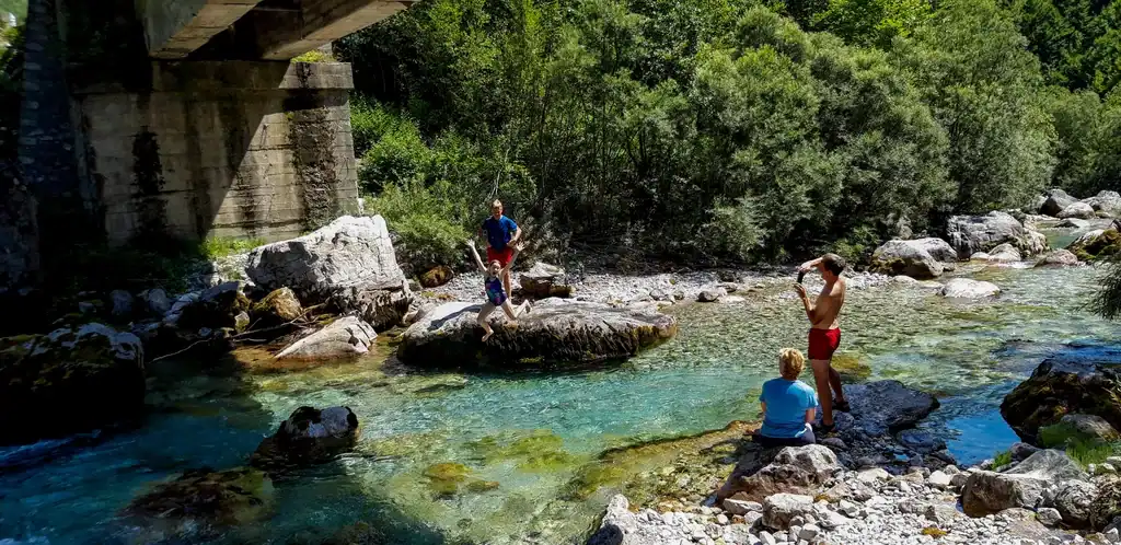 Descongelar Albania, naturaleza, río y familias senderismo en la zona verde, el turismo en Albania, aventura al aire libre, pintorescos lagos y arroyos, lugar perfecto para la naturaleza y actividades al aire libre, paisajes idílicos.