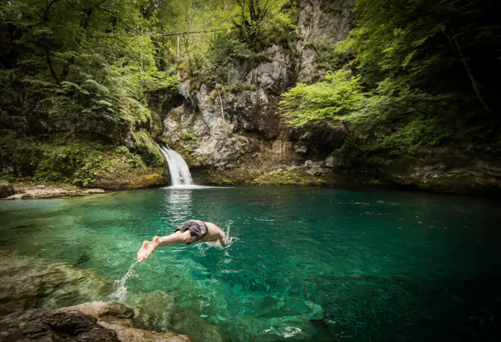Peaks of the Balkans Self Guided_BNA_Blue Eye Versteckter Wasserfall in Albanien, kristallklares Wasser, grünes Flussbett, Naturparadies im Nationalpark, Abenteuer Albanien.