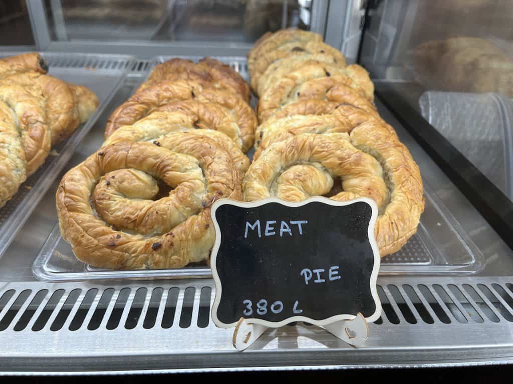 Bosnische burek is een geliefde, bladerige pastei gevuld met hartige ingrediënten, voornamelijk vlees, gewikkeld in dun fyllodeeg ( ) en meestal gebakken in een spiraalvorm. Hoewel "burek" specifiek verwijst naar de vleesversie in Bosnië, zijn er vergelijkbare pasteien als sirnica (kaas), zeljanica (spinazie) en krompiruša (aardappel), die vaak bij het ontbijt worden geserveerd.