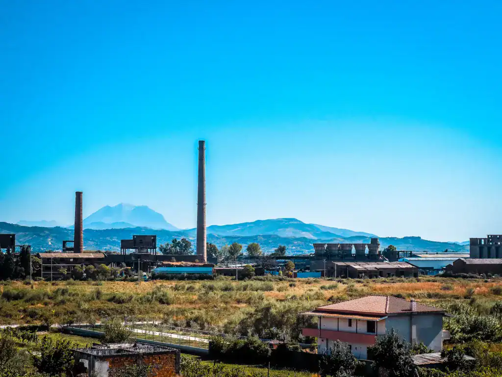 Fabrikruinen in Elbasan Albanien