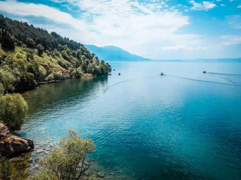 Ohridsee Bootsfahrt - kleine Boote veranstalten eine Tour auf dem Ohrid See Mazedonien