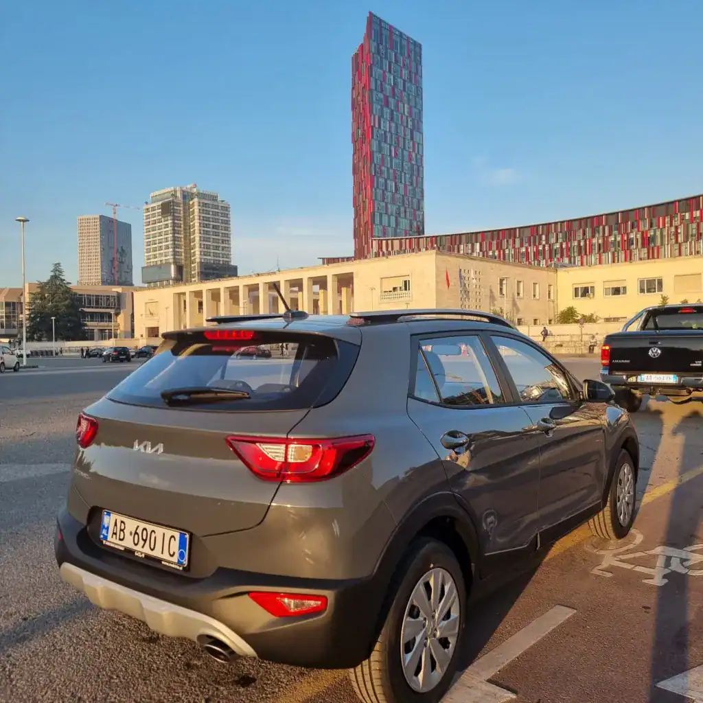 Albanien Rundreise mit dem Auto SUV in Tirana