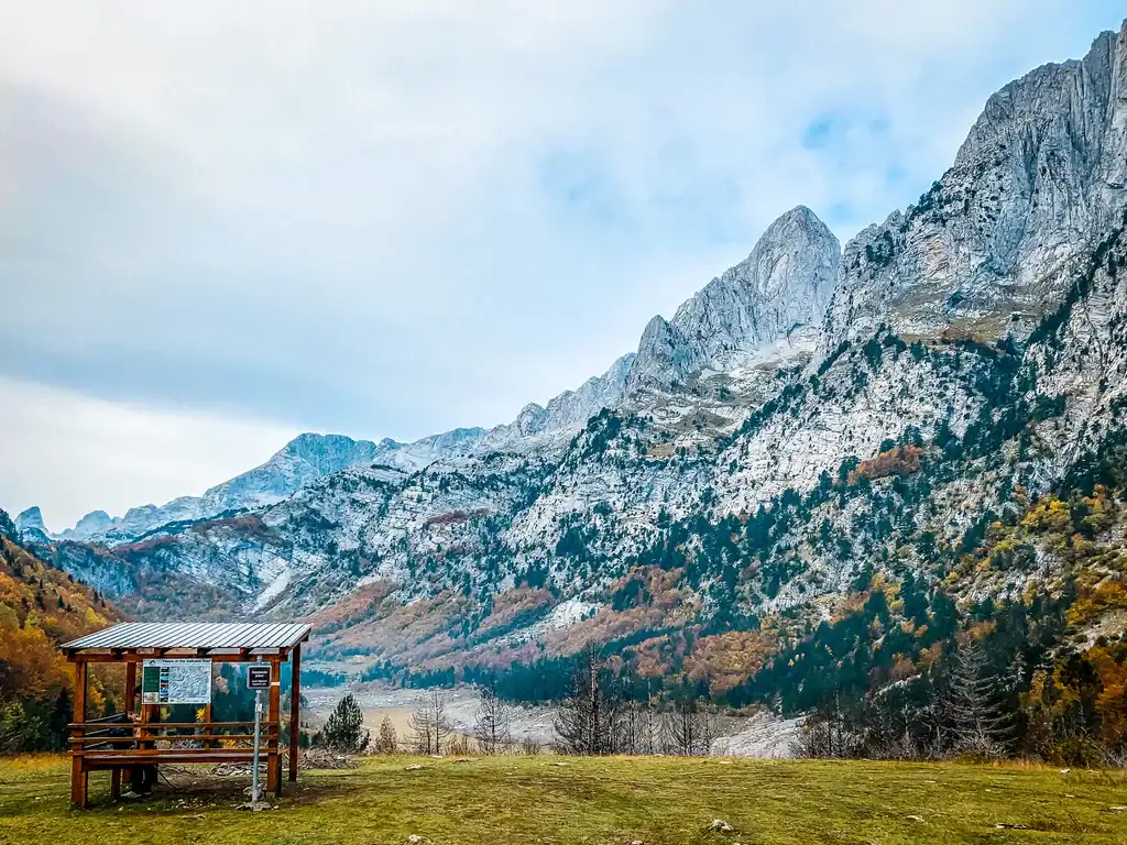Beeindruckende albanische Berge in den Peaks of the Balkans mit herbstlicher Vegetation in der Nationalpark-Region, perfekt für Abenteuer und Erholung in der Natur.