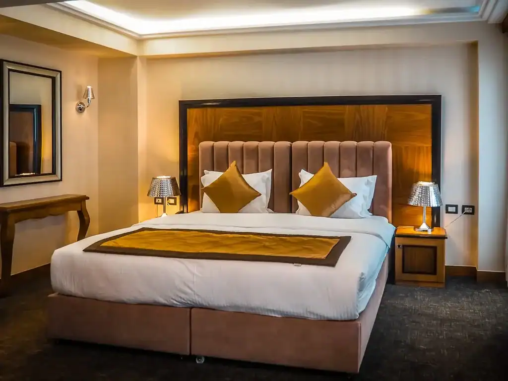 Moderne Hotelzimmer in Albanien mit komfortablen Bett, eleganter Dekoration und gemütlicher Atmosphäre für einen erholsamen Aufenthalt.