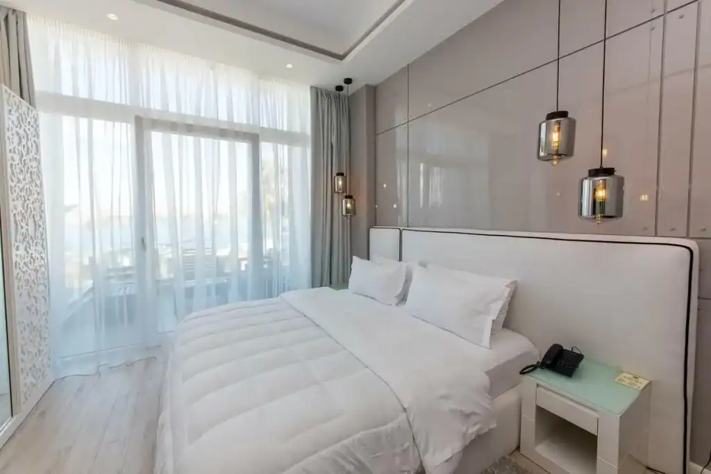 Luxushotelzimmer in Albanien mit moderner Einrichtung und Meerblick, perfekte Unterkunft für Erkundungen und Abenteuer in Albanien.