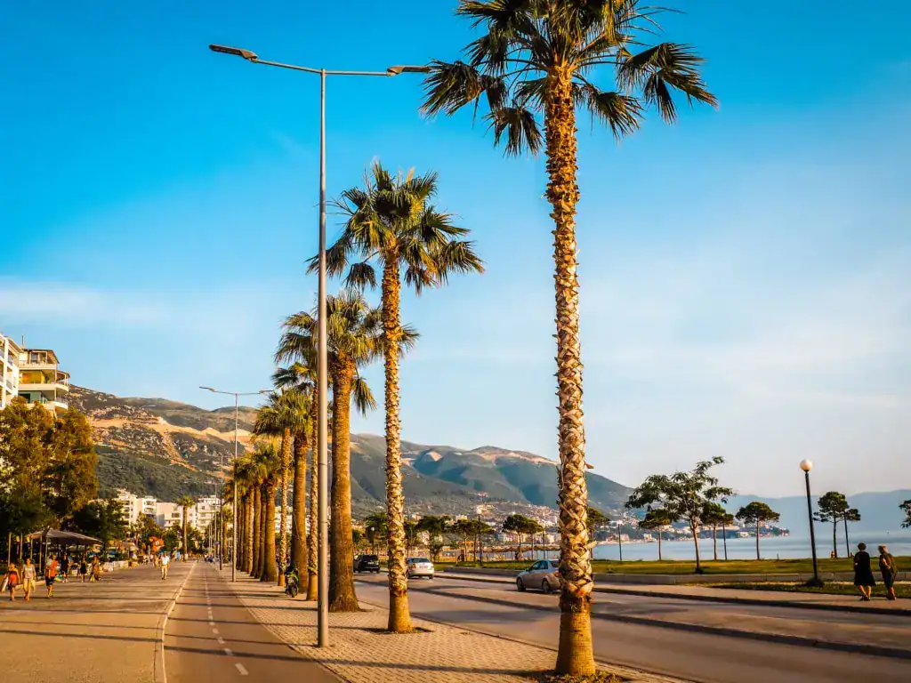 Albanische Riviera mit der Promenda in Vlora, Palmen am Meer