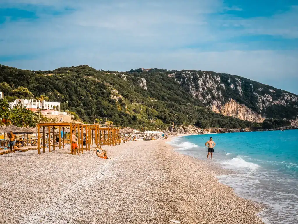 Albanische Riviera_Dhermi Beach mit Mkieselsteinen und türkisfarbenem Wasser