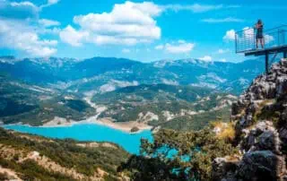 Bovilla See Tirana Albanien Aussichtsplaform mit blick auf den türkisfarbenen See