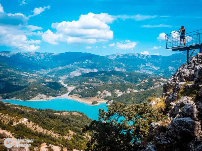 Bovilla See Aussichtsplaform mit blick auf den türkisfarbenen See