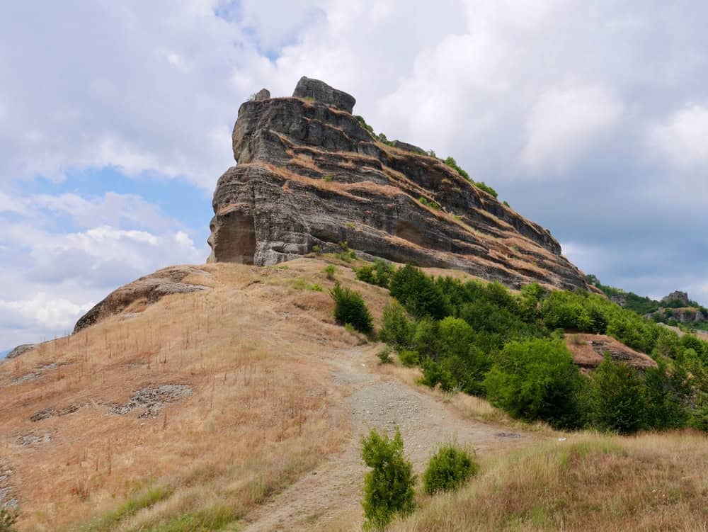 Einzigartige Felsformation Guri i Kamjes im Hochland von Mokra