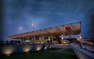 Moderno aeropuerto de Albania de noche, impresionante arquitectura e iluminación, ideal para aventuras en Albania y viajar por Albania.