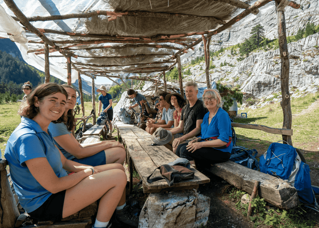 Aventura Albania, grupo de senderismo de montaña en la naturaleza, paisaje alpino, actividades al aire libre ultra-atractivo, descubrir las zonas vírgenes de Albania.