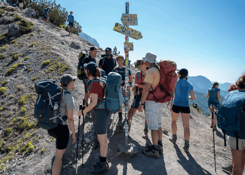 Peaks-of-the-Balkans_gefuehrt - Gruppe m it Guide