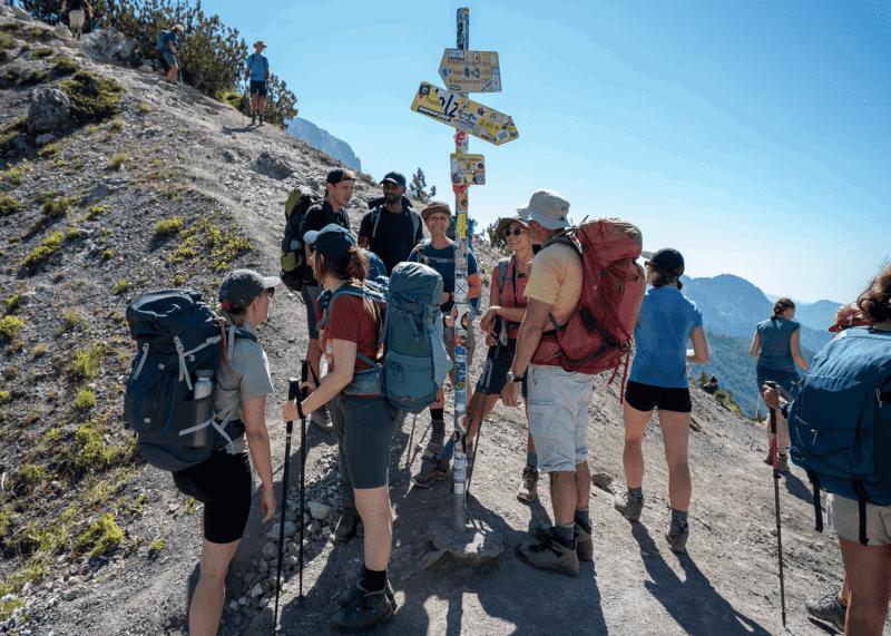 Aventura Albania, excursión de senderismo por las montañas albanesas con un grupo de excursionistas experimentados en una ruta desafiante.