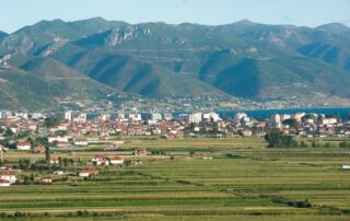 Pogradec is een stad in het zuidoosten van Albanië, gelegen aan de oevers van het Meer van Ohrid.