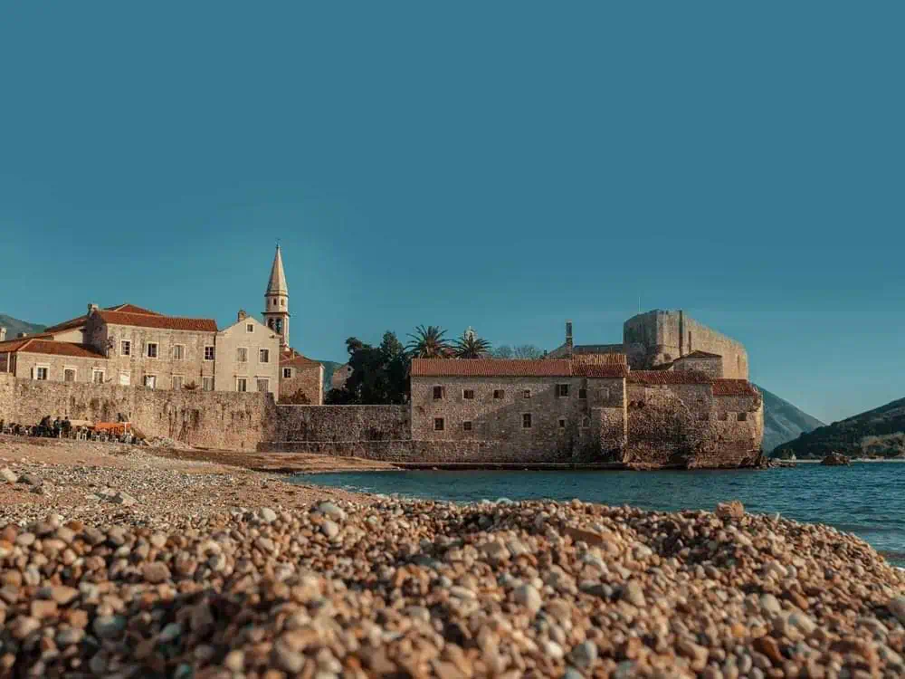 Budva bezienswaardigheden historische citadel op het kiezelstrand