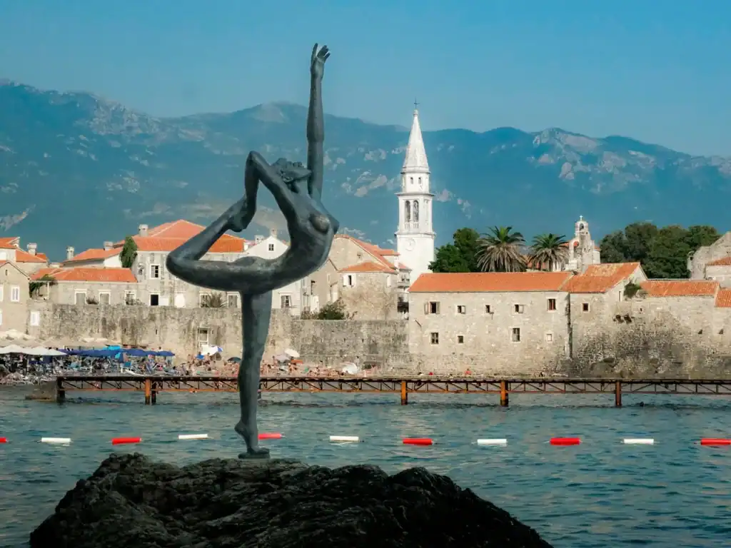 Budva Montenegro Zicht op het oude stadscentrum met standbeeld ervoor