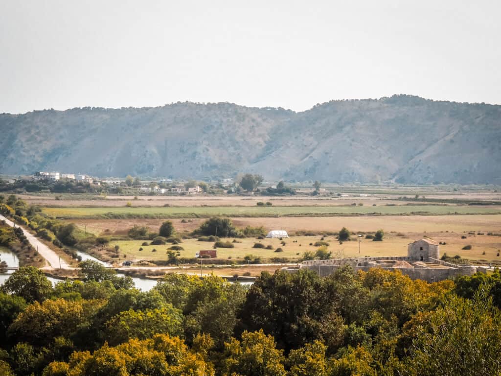 Blick auf die Seilfähre und die Burg von Ali Pascha