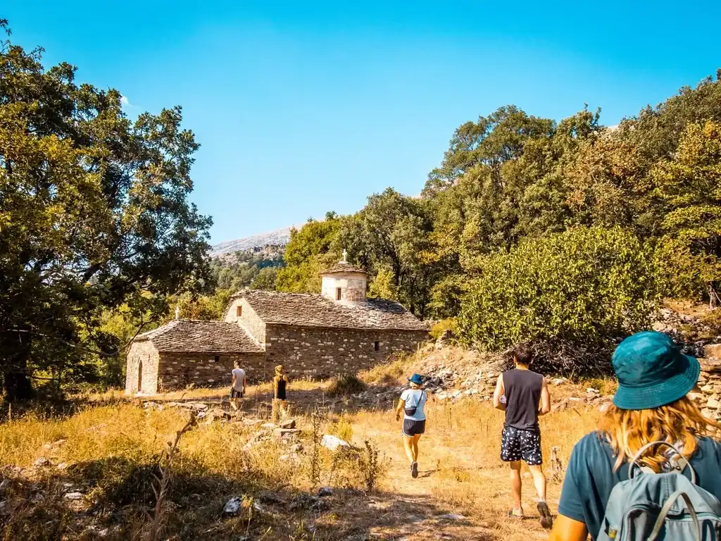 Alte albanische Kirche inmitten naturnaher Landschaft, ideal für Abenteuer Albaniens, Wandern und Naturliebhaber, im sonnigen Süden von Albanien.