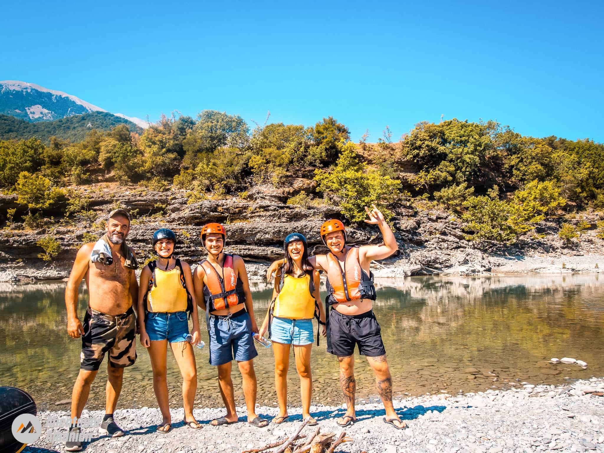 Abenteuer Albanien: Eine Gruppe junger Menschen beim Kayaking an einem ruhigen Fluss in Albanien, umgeben von Natur, Bergen und blauem Himmel – perfektes Reiseziel für Outdoor-Abenteuer und Wasseraktivitäten.