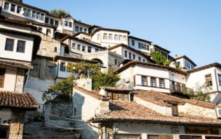 aventura albania, casas tradicionales albanesas en shkodra, casas de montaña, cultura y viajes en albania, hermoso casco antiguo de shkodra.
