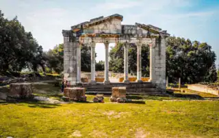 Antiguas ruinas del templo griego en Albania, vista histórica, arquitectura antigua, patrimonio cultural, viajar a Albania, aventura Albania.