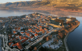 Adventure Albania, histórica ciudad amurallada junto al lago, rodeada de montañas, muestra la fascinante cultura y naturaleza de Albania, ideal para explorar y vivir momentos inolvidables.