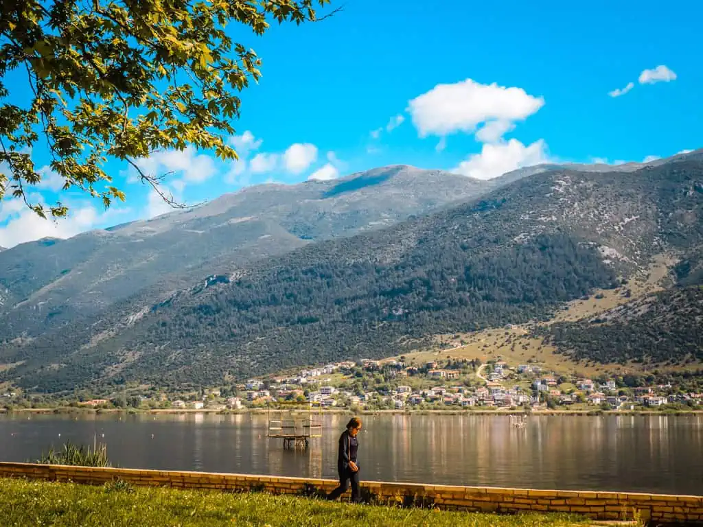 Promenade bij het meer van Pamvotida Ioannina 