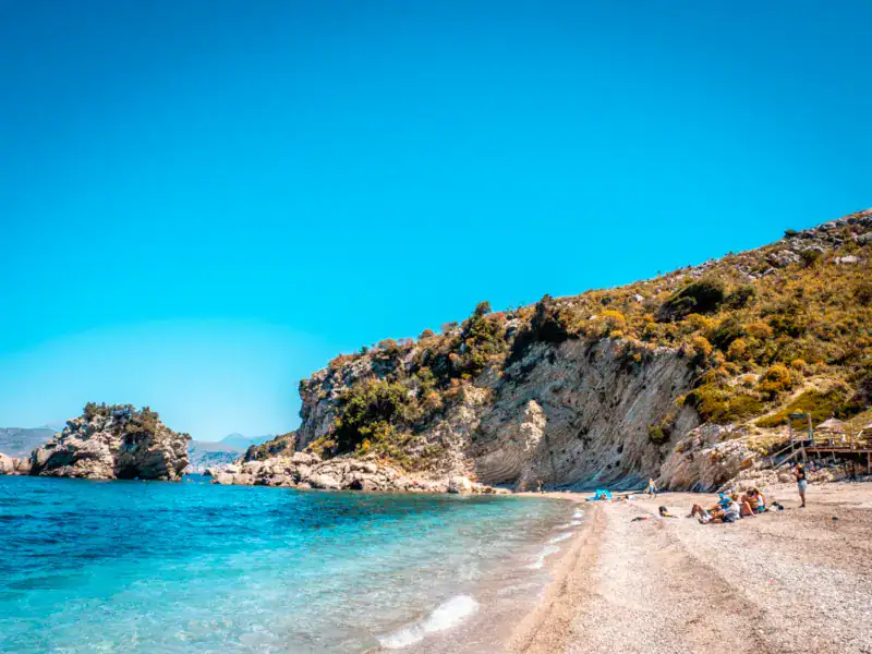 Mirror Beach Saranda mit kristallklarem Wasser