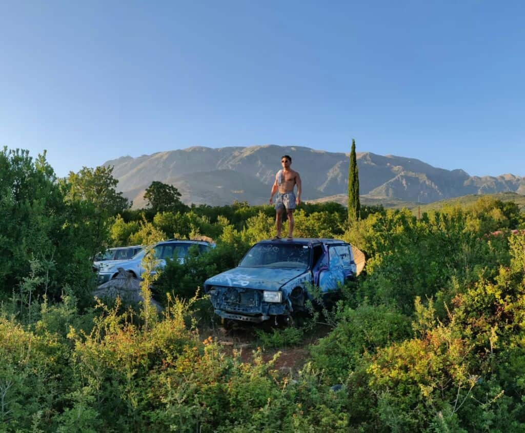Fahrer auf dem Dach seines Wagens nahe Saranda
