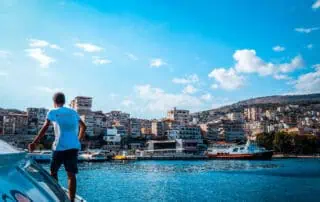 Schönes Hafenpanorama in Albanien mit Blick auf den Stadtkern und Boote, ideal für Abenteuerreisen am Adriatischen Meer.