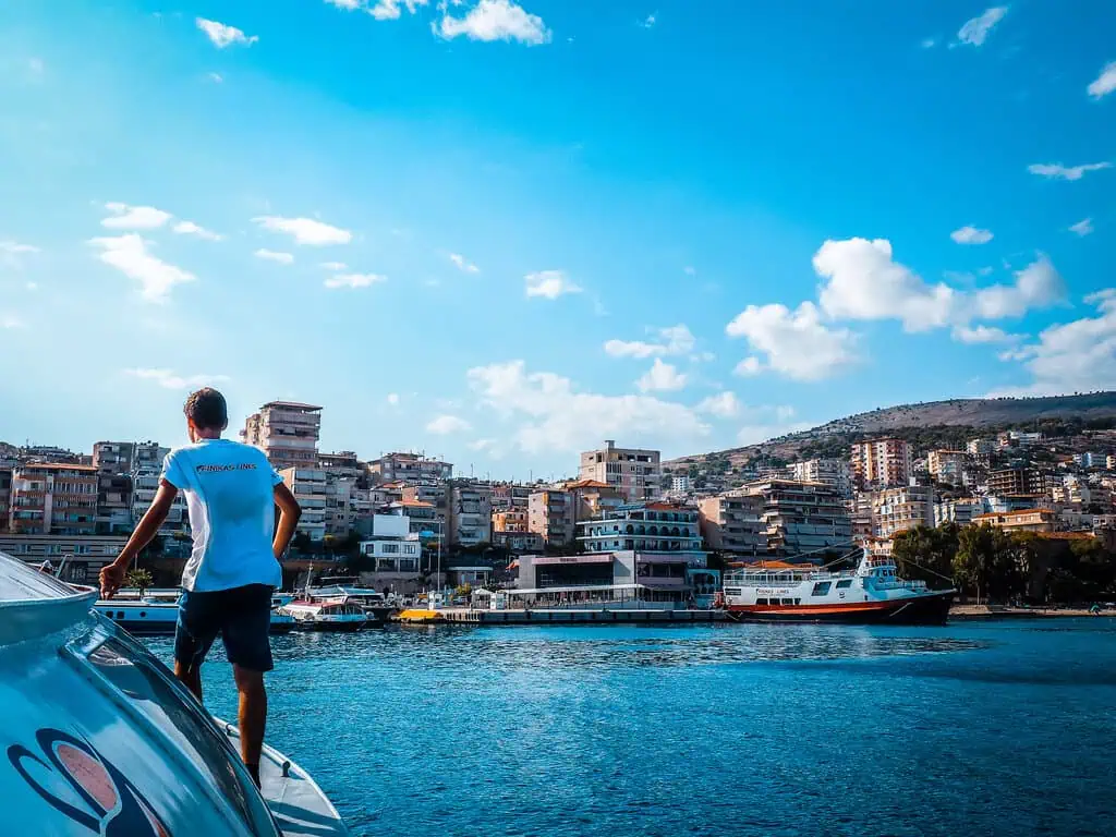 Prachtig havenpanorama in Albanië met uitzicht op het stadscentrum en de boten, ideaal voor avontuurlijke tochten op de Adriatische Zee.