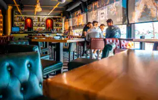 Acogedor bar con diseño de salón de moda y decoración moderna en Albania.