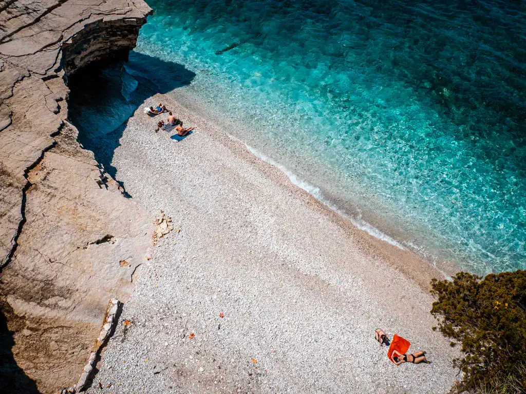 Günstiger Albanien Urlaub am Strand, Strandurlaub am Meer am azurblauen Wasser der albanischen Riviera